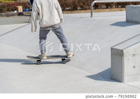 [Elementary school students practice skateboarding at Aikawa Skate Park] 79198982