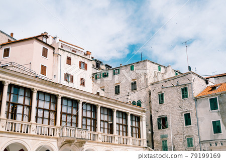 Houses around the basilica of St. James in Sibenik, Croatia, against a blue sky 79199169