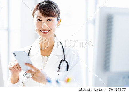 女醫生在醫院看智能手機 79199177