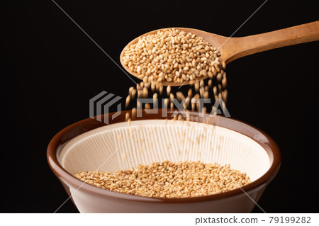 Sesame seeds, white sesame seeds, spoon Sesame seeds, white sesame seeds, spoon 79199282