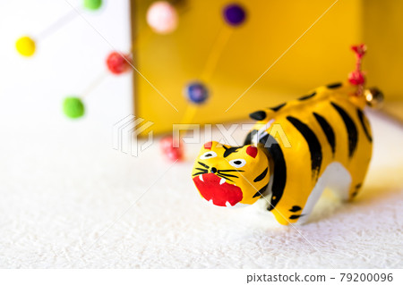 2022 Tiger year, cute tiger with a swinging papier mache 79200096