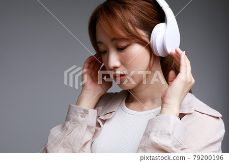 戴著耳機聽音樂的年輕女人 79200196