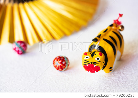 2022 Tiger year, cute tiger with a swinging papier mache 79200255