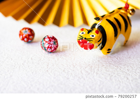 2022 Tiger year, cute tiger with a swinging papier mache 79200257