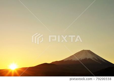 富士山和初升的太陽 79200338