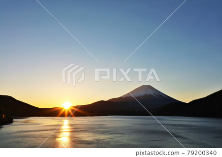 Mt. Fuji and the first sunrise of the rising sun 79200340