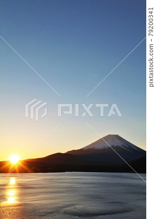 富士山和初升的太陽 79200341