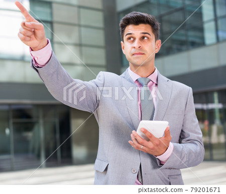 Manager giving instructions Manager giving instructions 79201671