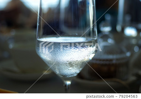 進入玻璃杯的水 進入玻璃杯的水 79204563