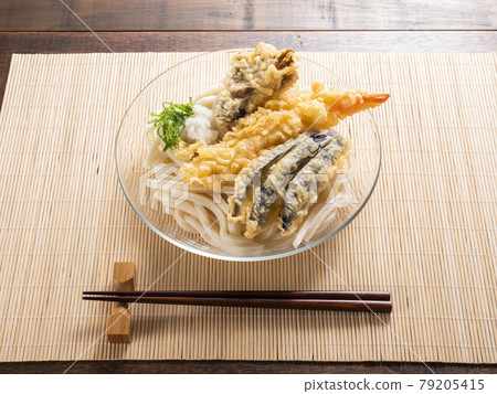 Bukkake udon tempura 79205415