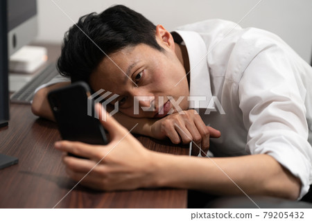 商人累了的智能手機 79205432