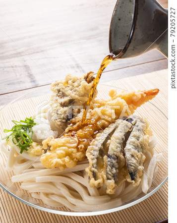 將麵條湯倒入顏射烏冬面 79205727