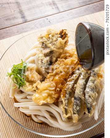 Pour noodle soup into bukkake udon 79205729