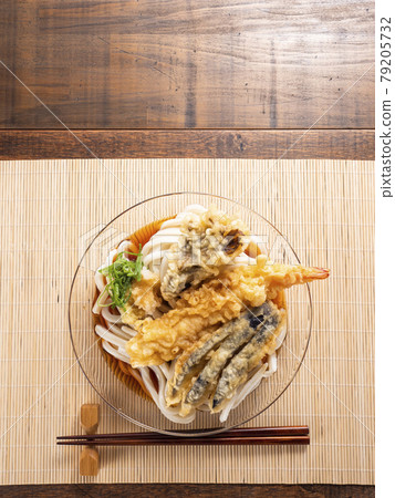 Bukkake udon tempura 79205732