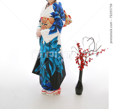 身著藍白和服的女人站立的身影 79205736