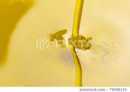 Pour olive oil 79206242