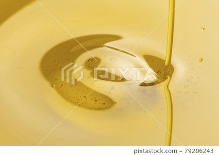Pour olive oil Pour olive oil 79206243
