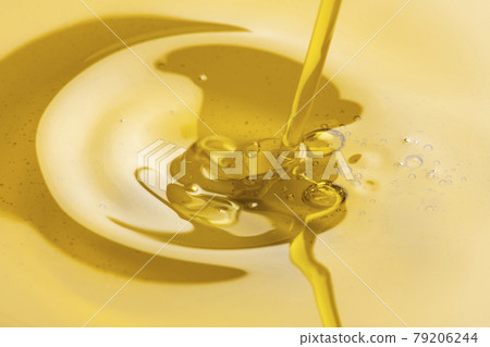 Pour olive oil 79206244