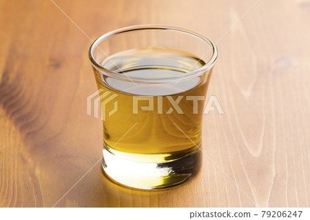 Put olive oil in a glass container 79206247