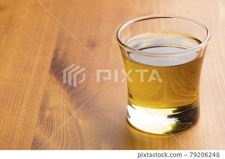 Put olive oil in a glass container 79206248