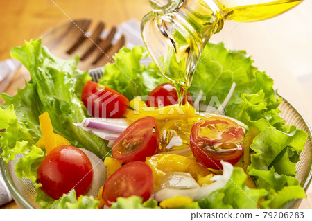 Apply olive oil to the salad Apply olive oil to the salad 79206283