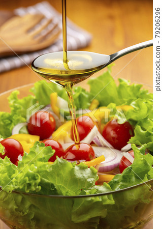 Apply olive oil to the salad 79206296
