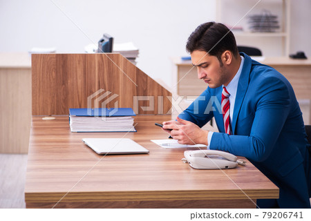 Young businessman employee working in the office 79206741