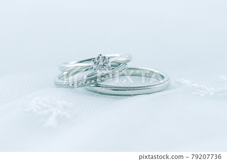 Engagement ring and marriage ring 79207736