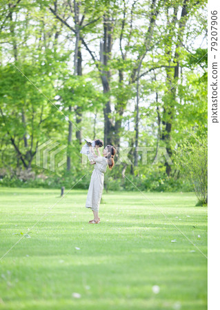 初夏在公園森林裡沐浴的父母和孩子 初夏在公園森林裡沐浴的父母和孩子 79207906
