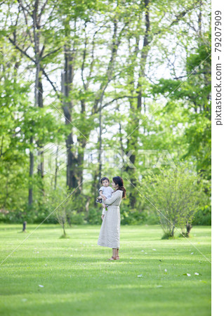 Parents and children bathing in the forest in the park in early summer 79207909