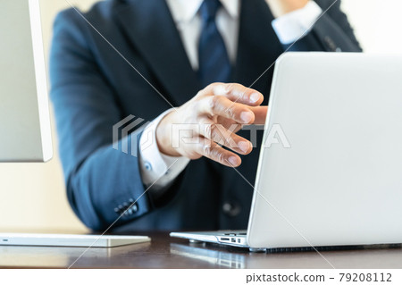 Businessman heading to PC 79208112