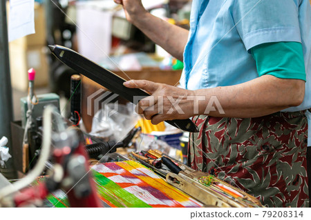 Weavers who protect traditional Japanese crafts 79208314