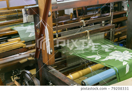 A classic weaving machine and silk thread that preserves tradition A classic weaving machine and silk thread that preserves tradition 79208331