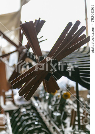 A seasoned loom that preserves tradition A seasoned loom that preserves tradition 79208365