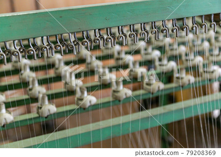 A seasoned loom that preserves tradition 79208369