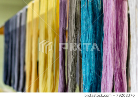 Dyed silk thread 79208370
