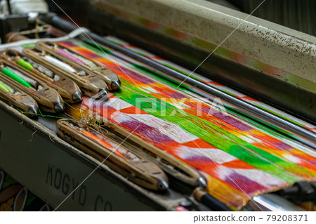 A seasoned weaving machine and silk thread that preserves tradition 79208371