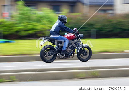 騎自行車速度過快 騎自行車速度過快 79209842