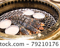 Japanese barbecue restaurant. Shrimp and scallops are heated on the grilled net. 79210176