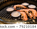 Japanese barbecue restaurant. Shrimp and scallops are heated on the grilled net. 79210184