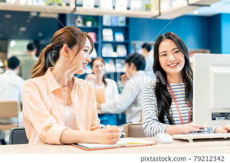 Young female engineer in the office Photographing cooperation: Creadisce (Maruzen-Yushudo Co., Ltd.) Young female engineer in the office Photographing cooperation: Creadisce (Maruzen-Yushudo Co., Ltd.) 79212342