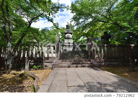 2021年豐臣秀吉的墓地閃耀著新鮮的綠色京都“豐國陵(Amidagamine峰會)” 2021年豐臣秀吉的墓地閃耀著新鮮的綠色京都“豐國陵(Amidagamine峰會)” 79212962