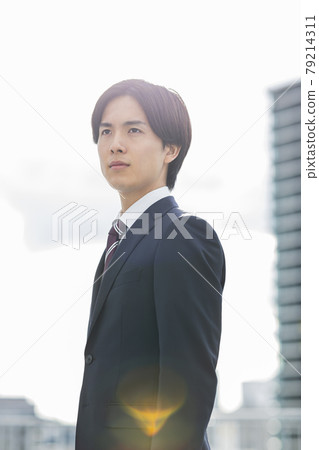 招聘西裝的年輕人求職新員工 79214311