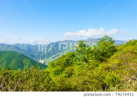 Climbing Mt. Tairapyo and Mt. Sennokura: Scenery of Mt. Matsude course (toward Naeba) 79214452