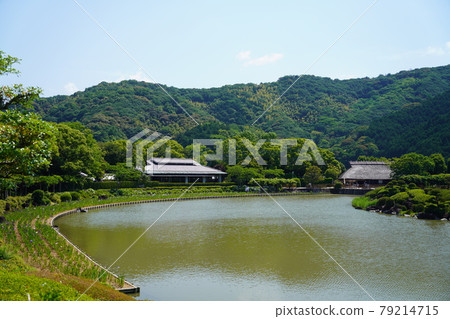 Nanrakuen Garden's upper pond, administration building and village house 79214715