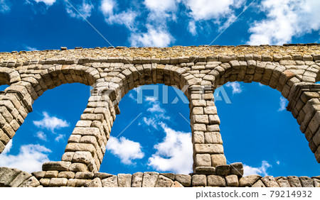 Ancient roman aqueduct in Segovia, Spain 79214932