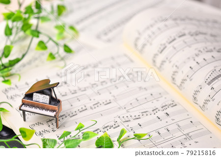 鋼琴和樂譜的圖像 79215816