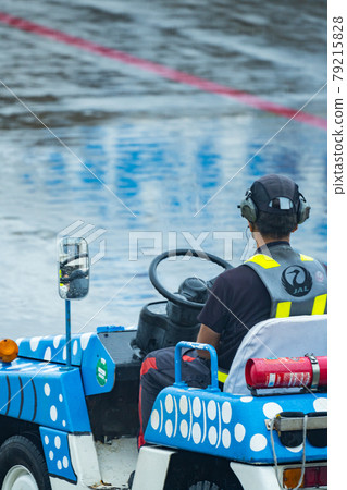 沖繩縣石垣市石垣島新石垣機場度假村島天堂暑假飛機司機牽引拖拉機 79215828