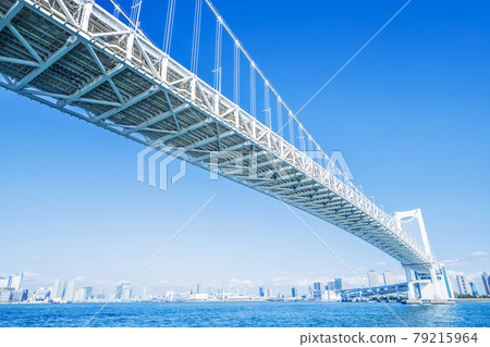 有藍天的彩虹橋 有藍天的彩虹橋 79215964