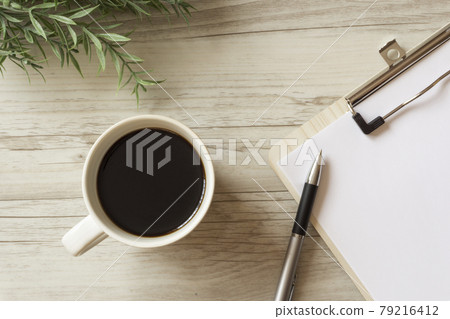 桌上的咖啡和材料或記事本 桌上的咖啡和材料或記事本 79216412